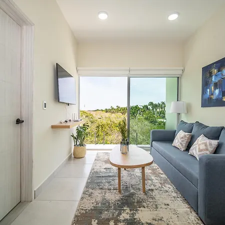 2 Bd Suite With Jungle View Balcony Gym Pool Hottub